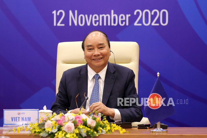  Perdana Menteri Vietnam Nguyen Xuan Phuc berpidato di KTT Asosiasi Bangsa-Bangsa Asia Tenggara (ASEAN) - China ke-23 di Hanoi, Vietnam, 12 November 2020. KTT ASEAN virtual ke-37 dan KTT terkait berlangsung dari 12 hingga 15 November 2020 di Pusat Konvensi Internasional (ICC) di Hanoi.