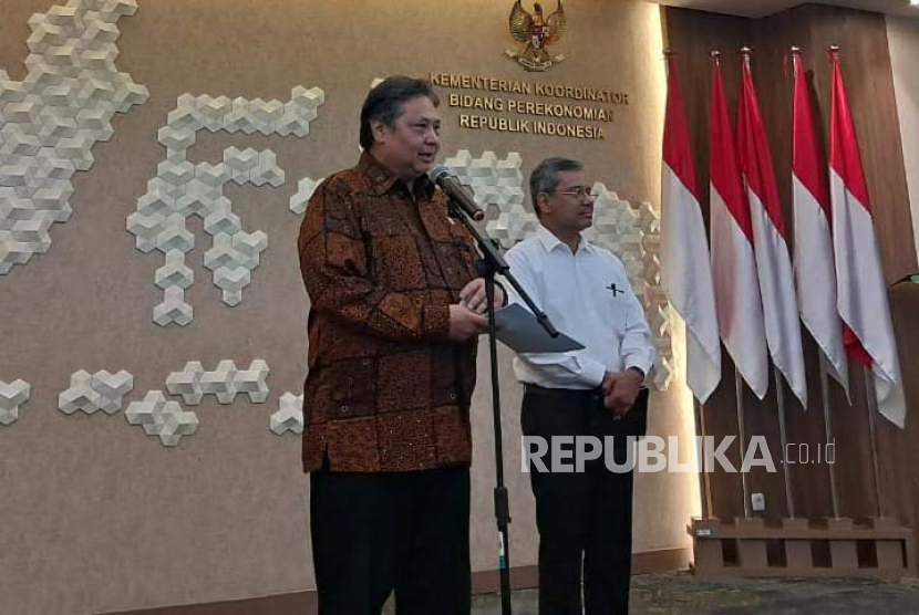Menko Ekonomi Airlangga Hartarto bersama Wamenkeu Suahasil Nazara menggelar konferensi pers terkait isu Timur Tengah terkini di Jakarta, Kamis (18/4/2024).