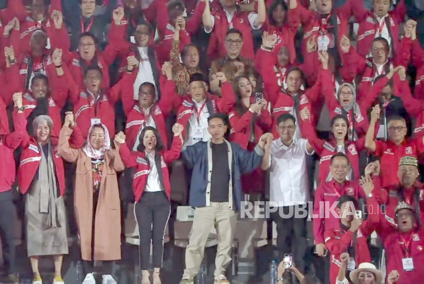 Wali Kota Solo Gibran Rakabuming Raka dan politikus PDIP Budiman Sudjatmiko menghadiri Kopi Darat Nasional (Kopdarnas) yang digelar Partai Solidaritas Indonesia (PSI) di Tennis Indoor Senayan, Jakarta, Selasa (22/8/2023) malam.