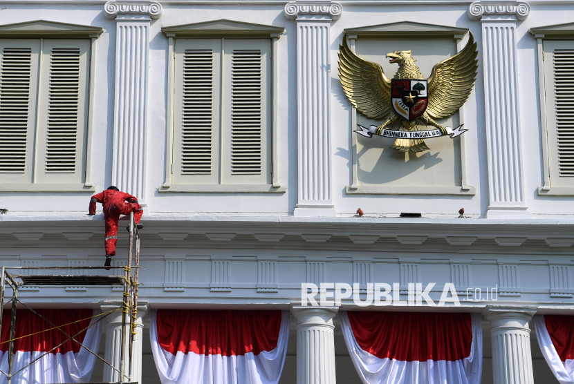 Pekerja mengecat dinding gedung Istana Negara, Jakarta, Rabu (7/8/2019).