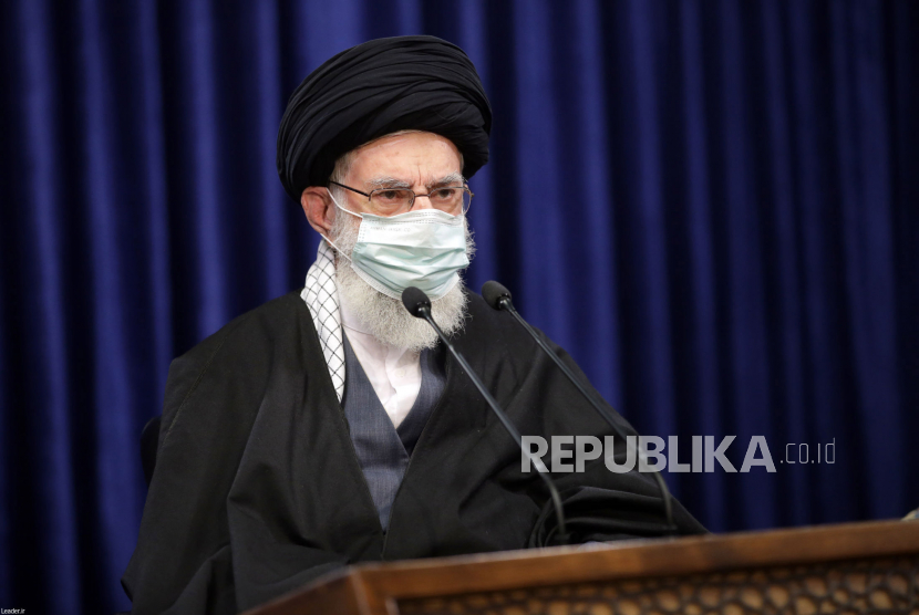 Iran Larang Impor Vaksin dari AS dan Inggris. Foto selebaran yang disediakan oleh Kantor Pemimpin Tertinggi Iran menunjukkan pemimpin Tertinggi Iran Ayatollah Ali Khamenei berbicara tentang Kesepakatan Nuklir selama pidato langsung di TV, di Teheran, Iran, 08 Januari 2021.