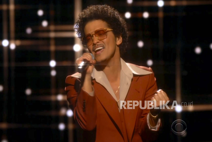 Dalam pengambilan video yang disediakan oleh CBS dan Recording Academy ini, Bruno Mars tampil