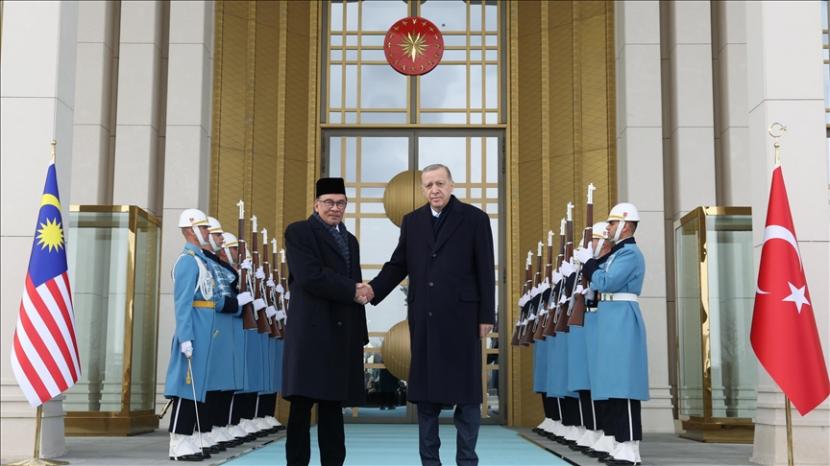 Presiden Turki Recep Tayyip Erdogan pada Rabu (15/2/2023) menerima kunjungan resmi Perdana Menteri Malaysia Anwar Ibrahim yang datang ke ibu kota Ankara untuk menyampaikan solidaritas kepada rakyat Turki