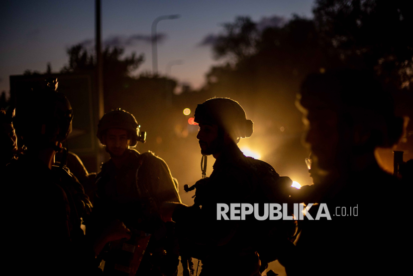 Tentara Israel berkumpul di dekat Kibbutz Beeri, Israel, 11 Oktober 2023.