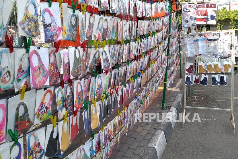Aneka masker scuba dengan motif tokoh kartun di jual di Yogyakarta. Penambahan kasus di DIY pada Ahad (28/6) tercatat terjadi akibat warga yang melakukan perjalanan keluar kota.