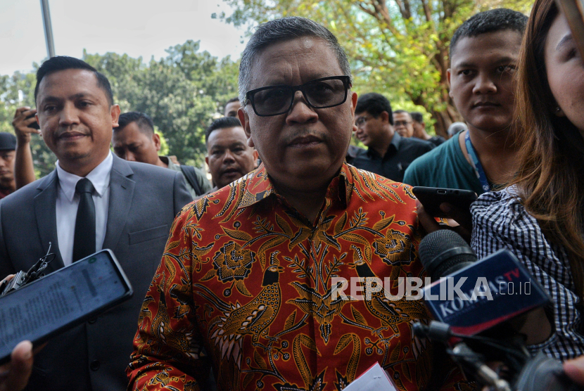 Sekretaris Jenderal (Sekjen) PDIP Hasto Kristiyanto tiba untuk memenuhi panggilan Komisi Pemberantasan Korupsi (KPK) di Gedung Merah Putih KPK, Jakarta, Senin (10/6/2024). 
