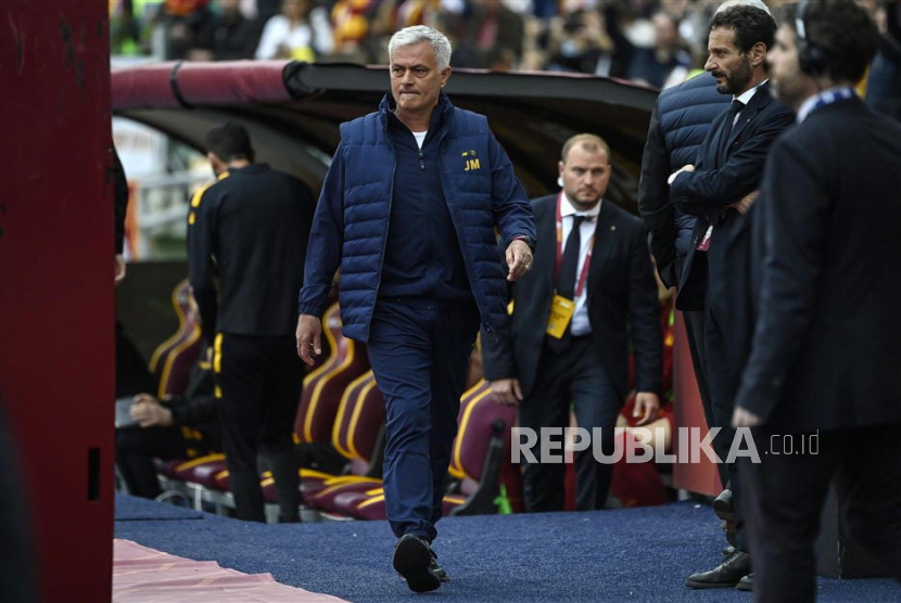 Pelatih AS Roma Jose Mourinho menjelang pertandingan sepak bola Serie A Liga Italia antara AS Roma dan AC Milan, di Roma, Italia, Sabtu (29/4/2023). 