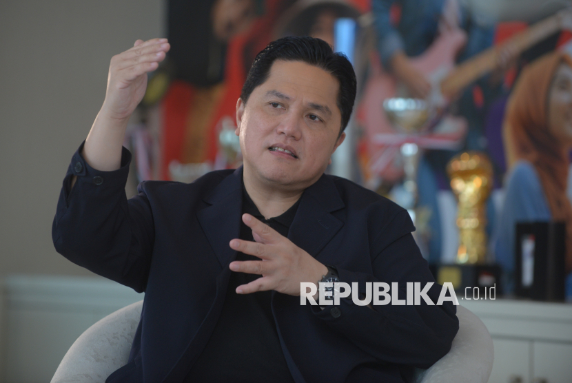 Menteri Pemuda dan Olahraga Erick Thohir saat diwawancarai Republika di Kantor Kemenpora, Jakarta, Senin (22/9/2025).