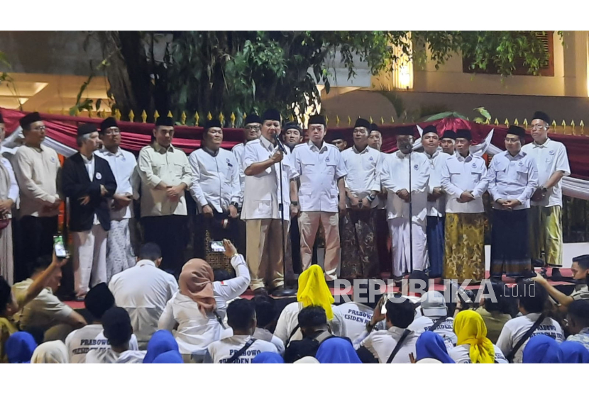 Calon presiden dari Koalisi Indonesia Maju (KIM) Prabowo Subianto menerima dukungan dari Jagat Prabowo, sebuah organisasi relawan yang digagas sejumlah alumni PMII, di kediaman Ketua Umum Partai Gerindra itu di Jalan Kertanegara, Kebayoran Baru, Jakarta Selatan, Kamis (19/10/2023).  