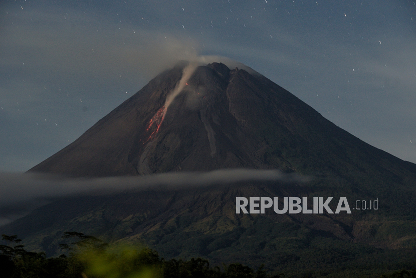 Guguran lava pijar Gunung Merapi terlihat dari Turi, Sleman, D.I Yogyakarta (ilustrasi)