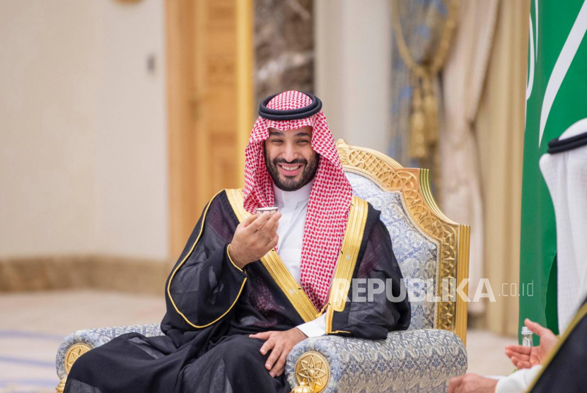 Foto selebaran yang disediakan oleh Pengadilan Kerajaan Saudi menunjukkan Putra Mahkota Saudi Mohammed bin Salman Al Saud bertemu dengan Putra Mahkota Abu Dhabi Mohammed bin Zayed al- Nahyan (tidak digambarkan) di Abu Dhabi, UEA, 08 Desember 2021. Pangeran Salman: Saya tidak Peduli yang Biden Pikirkan tentang Saya