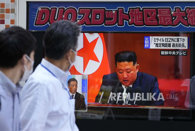Pejalan kaki menonton layar yang menampilkan laporan berita peluncuran rudal balistik Korea Utara di Tokyo, Jepang, 04 Oktober 2022. 
