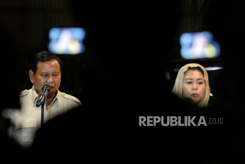 Ketua Umum DPP Partai Gerindra Prabowo Subianto bersama putri Presiden RI ke-4 Abdurrahman Wahid atau Gus Dur, Yenny Wahid.