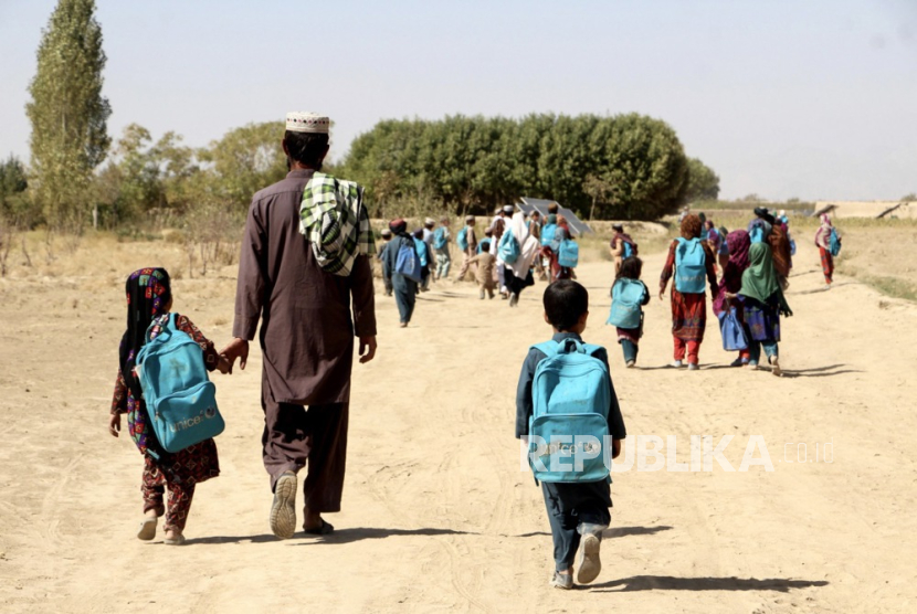 Anak-anak Afghanistan berjalan pulang seusai mengikuti kegiaatan sekolah (Ilustras).
