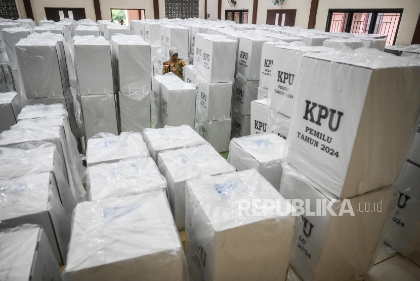 Petugas memeriksa kotak suara Pemilu 2024 (ilustrasi). Komisi Pemilihan Umum (KPU) Kota Makassar, Sulawesi Selatan, terpaksa menarik kembali logistik pemilu kotak suara 