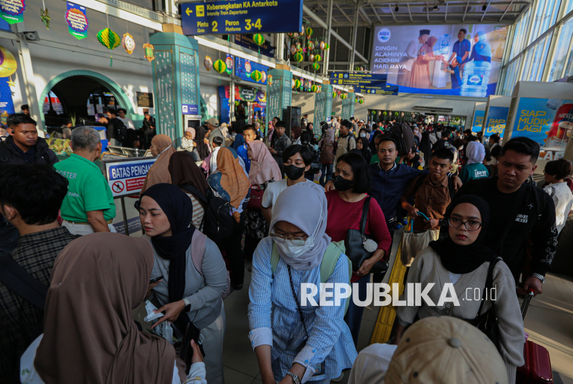 Pemudik bergegas menuju area peron untuk menaiki kereta di Stasiun Pasar Senen, Jakarta, Sabtu (14/3/2026). Berdasarkan data KAI Daop 1 Jakarta, jumlah pemudik pada H-6 lebaran yang berangkat dari Stasiun Pasar Senen mencapai 50.179 penumpang dan diprediksi puncak arus mudik terjadi pada tanggal 17-18 Maret mendatang.