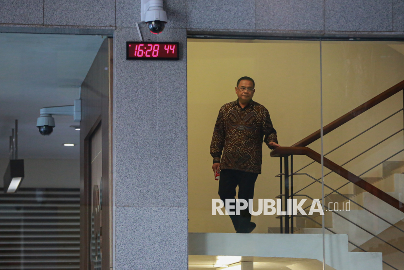 Bupati Pati Sudewo berjalan usai menjalani pemeriksaan di Gedung Merah Putih KPK, Jakarta, Rabu (27/8/2025). KPK memeriksa Bupati Pati Sudewo untuk dimintai keterangannya sebagai saksi dalam kasus dugaan suap proyek pembangunan jalur kereta api pada Direktorat Jenderal Perkeretaapian (DJKA) Kementerian Perhubungan Tahun 2021-2022. Sudewo diperiksa penyidik KPK sekitar tujuh jam. Dalam perkara tersebut, KPK telah menyita uang milik Sudewo sebesar Rp3 miliar, namun Sudewo membantah uang tersebut  hasil dari kasus suap DJKA, melainkan pendapatannya sebagai anggota DPR RI.