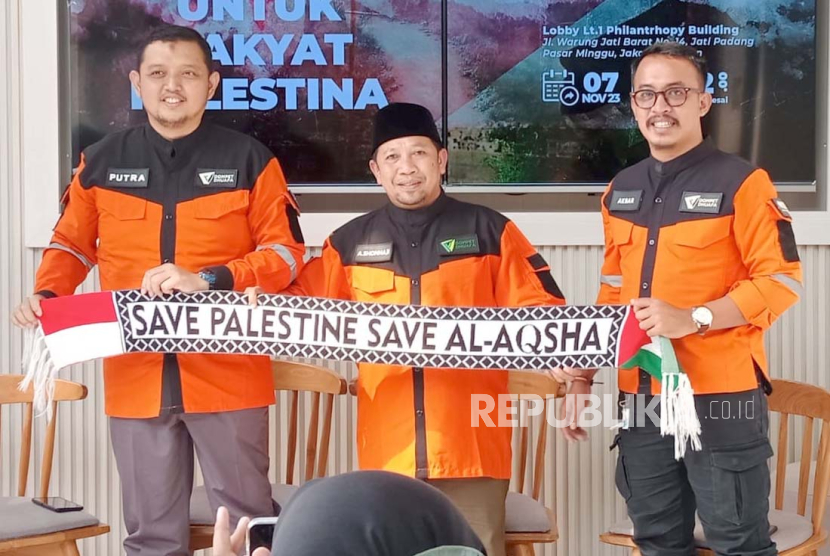 Jajaran Dompet Dhuafa saat melakukan press conference terkait update penyaluran bantuan dan kondisi terkini di Palestina, Jakarta, Selasa (7/11/2023). 