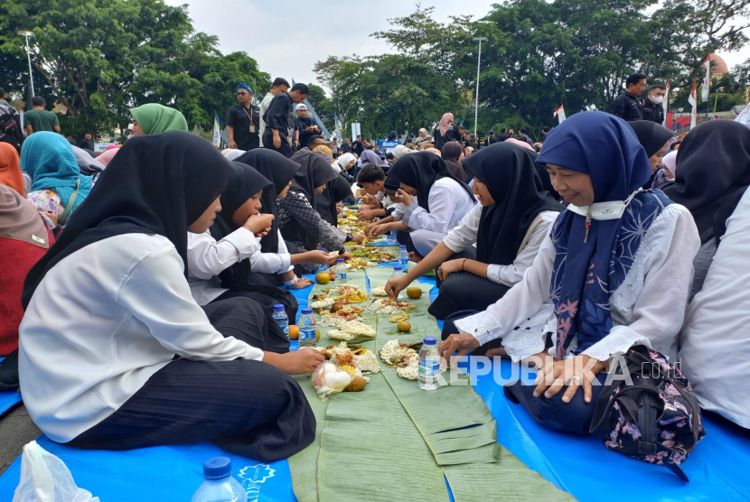 Warga menyantap nasi liwet saat Festival 1.000 Liwet di Alun-Alun Garut, Kabupaten Garut, Jawa Barat, Kamis (23/2/2023). 