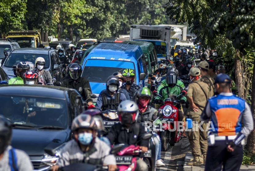 Sejumlah kendaraan terjebak kemacetan sebelum melintasi posko penyekatan perbatasan Kota Cimahi dan Kota Bandung di Jalan Rajawali, Kota Bandung, Jumat (7/5). Penyekatan akses transportasi di sejumlah perbatasan kota tersebut dilakukan saat penerapan larangan mudik Lebaran pada 6-17 Mei 2021 sebagai upaya pencegahan penyebaran Covid-19. Foto: Republika/Abdan Syakura