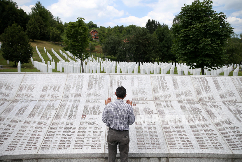 Tak kurang dari 8.000 Muslim Bosnia di Sebrenica dibantai 25 tahun lalu. Keluarga korban berdoa di pemakaman massal di Sebrenica.