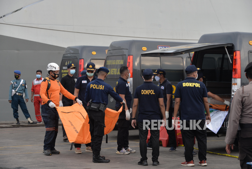 Tim Disaster Victim Identification (DVI) Polri memasukkan jenazah korban pesawat Sriwijaya Air SJ 182 kedalam mobil ambulance di Dermaga JICT 2, Jakarta, Senin (11/1). Foto : Edwin Putranto/Republika