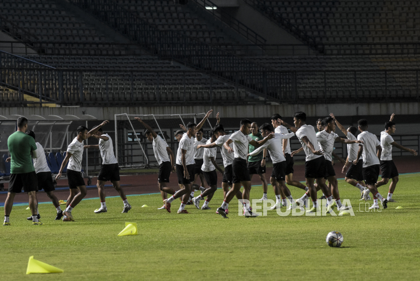 Sejumlah pemain Timnas Indonesia menjalani sesi latihan.