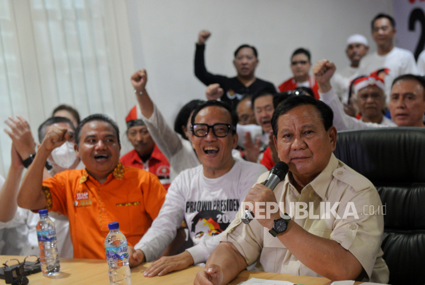 Ketua Umum Partai Gerindra, Prabowo Subianto (kanan) memberikan keterangan pera saat meresmikan Rumah Pemenangan Relawan Prabowo Presiden 2024 di Jalan Imam Bonjol, Jakarta, Selasa (15/8/2023). Acara tersebut dalam rangka meresmikan Rumah Pemenangan Relawan Prabowo Subianto serta deklarasi dari relawan Jokowi untuk Prabowo.