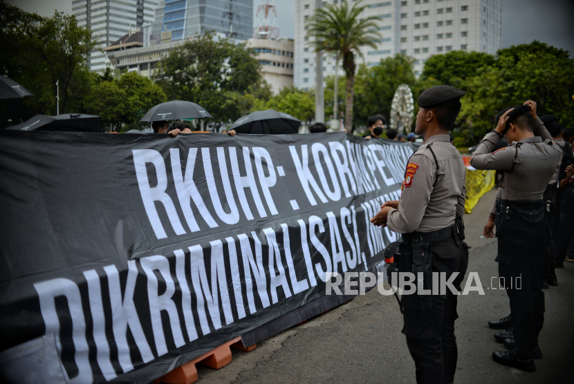 Aksi Kamisan di depan Istana Presiden menuntut penyelesaian pelanggaran HAM. 