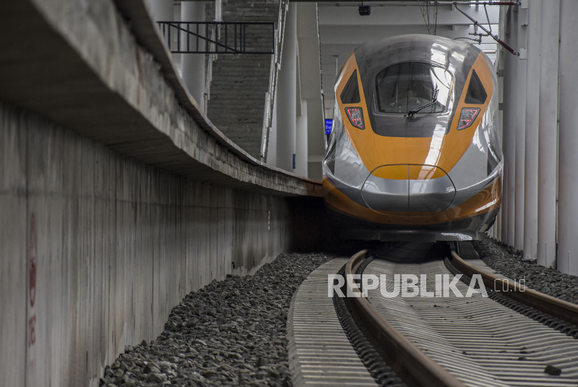 Rangkaian kereta inspeksi atau comprehensive inspection train (CIT) Kereta Cepat Jakarta Bandung (KCJB) berada di Stasiun Tegalluar sebelum menjalani uji coba operasional di Tegalluar, Kabupaten Bandung, Rabu (16/11/2022). Proyek ini direcanakan diresmikan oleh Presiden Joko Widodo (Jokowi) pada 18 Agustus 2024. (ilustrasi)