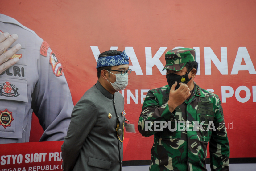 Panglima TNI Marsekal Hadi Tjahjanto (kanan) 
