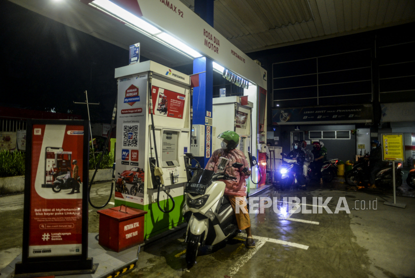 Pengendara mengisi bahan bakar minyak (BBM) di Jakarta, Kamis (23/12). Badan Pengatur Hilir Minyak dan Gas Bumi (BPH Migas) mengatakan hingga saat ini tak ada kendala pasokan Pertalite.