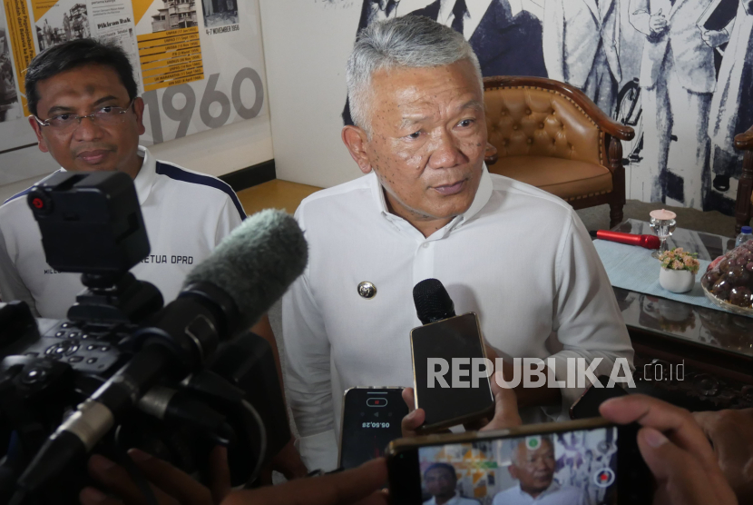 Penjabat (Pj) Wali Kota Bandung Bambang Tirtoyuliono. Bambang meminta perkantoran pemerintah harus menjadi contoh menghadirkan kawasan yang bebas sampah