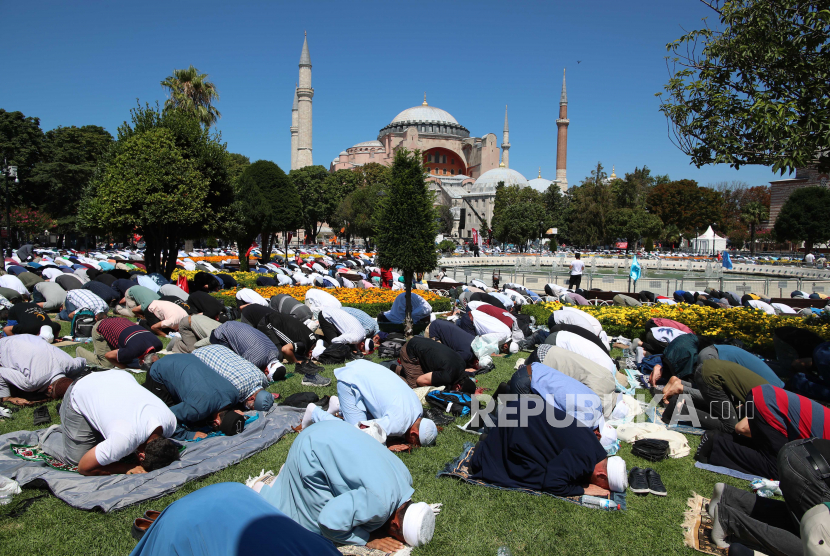 Orang-orang melakukan salat Jumat pertama selama upacara pembukaan resmi Hagia Sophia sebagai masjid di Istanbul, Turki, 24 Juli 2020. 