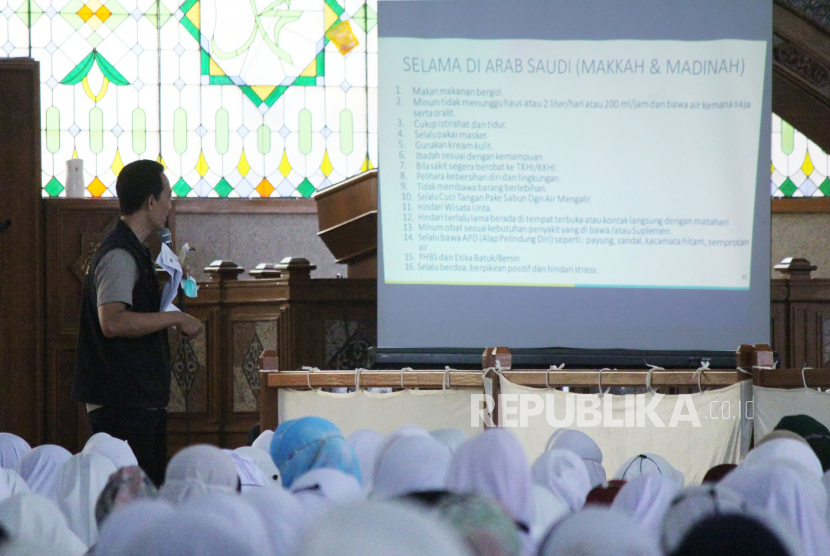 Calon jamaah haji (Calhaj) 2023 asal Kota Bandung mengikuti bimbingan di Masjid Pusdai, Kota Bandung, Jawa Barat, Sabtu (20/5/2023). 