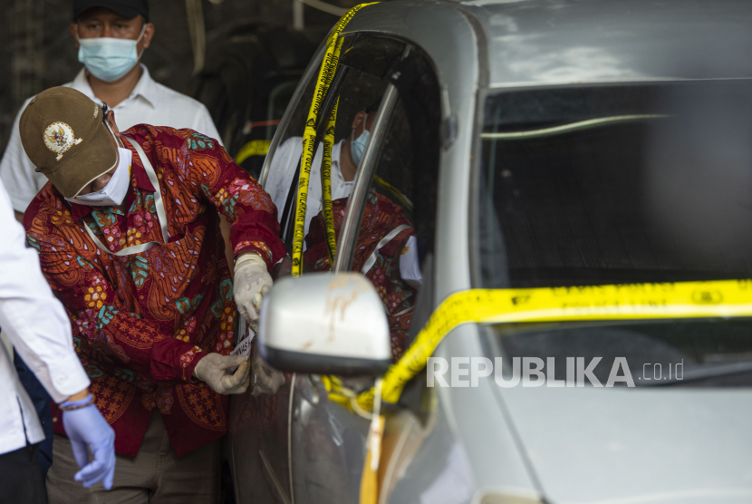 Keluarga Korban Ungkap Kronologi Penembakan ke Komnas HAM. Komisioner Komnas HAM Choirul Anam (depan) memeriksa satu dari tiga mobil yang dikendarai polisi dan enam laskar FPI dalam kasus penembakan anggota FPI di Polda Metro Jaya, Jakarta, Senin (21/12/2020). Setelah pemeriksaan terhadap tiga mobil yang digunakan saat kasus penembakan anggota FPI di Tol Jakarta-Cikampek KM 50 tersebut, Komnas HAM akan menindaklanjuti hasil balistik, siapa saja yang menembak, dan cek darah dari anggota FPI.