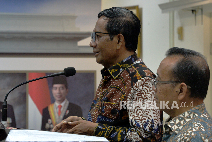 Menko Polhukam Mahfud MD memberikan keterangan pers terkait pengunduran dirinya di Kantor Kepresidenan, Jakarta Pusat, Kamis (1/2/2024).