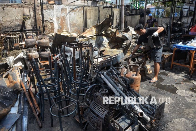 Sisa-Sisa Kios Pedagang yang Hangus Terbakar Akibat Kericuhan di Kalibata