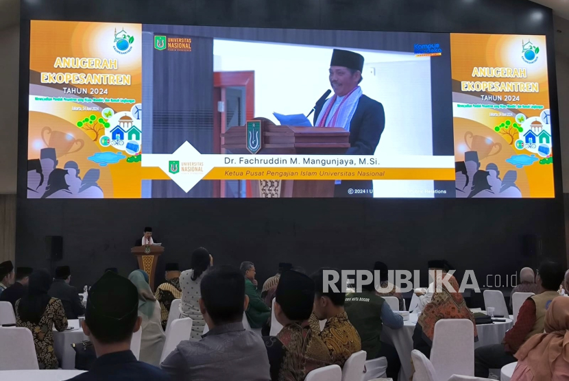 Ketua PPI UNAS, Fachruddin M Mangunjaya saat berpidato dalam acara Ekopesantren Award di Auditorium Cyber Library Universitas Nasional, Jakarta ,Jumat (14/6/2024). 