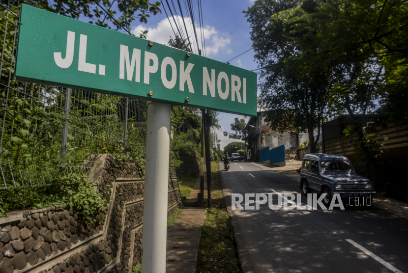 Kendaraan melintas di Jalan Mpok Nori yang sebelumnya bernama Jalan Raya Bambu Apus di Jakarta Timur, Selasa (28/6/2022). 
