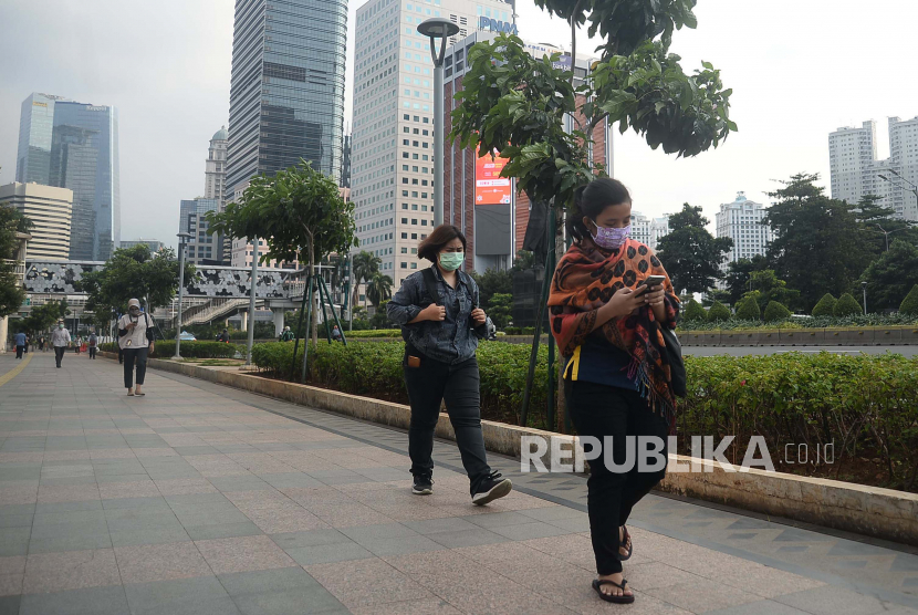 Sejumlah pekerja berjalan di Trotoar di Kawasan Sudirman, Jakarta, Selasa (12/5). (ilustrasi)