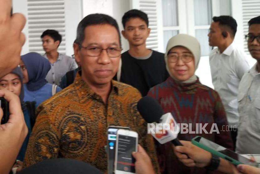Pj Gubernur DKI Heru Budi Hartono saat diwawancara wartawan usai bertemu sejumlah mahasiswa penerima KJMU di Pendopo Balai Kota DKI Jakarta, Kamis (7/3/2024). 