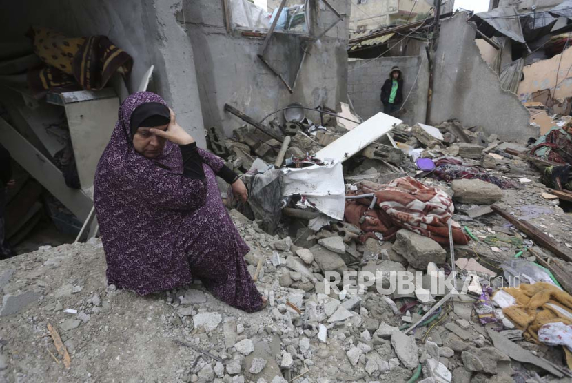 Warga Palestina menyaksikan kehancuran pasca serangan Israel di Rafah, Jalur Gaza, Rabu, 14 November 2023.