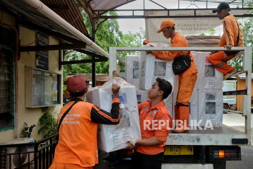 Petugas PPSU membantu petugas KPPS mendistribusikan kotak suara ke tempat pemungutan suara (TPS) di kawasan Cipinang, Jakarta Timur, Selasa (13/2/2024).