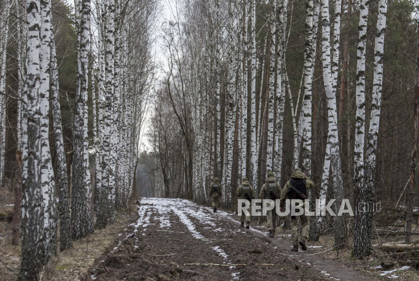 Petugas penjaga perbatasan Ukraina berpatroli di perbatasan negara bagian Ukraina-Belarusia di sebuah pos pemeriksaan di Novi Yarylovychi, Ukraina, Senin, 21 Februari 2022.