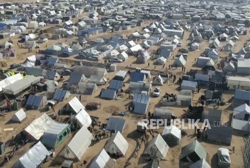 Gambar drone ini menunjukkan ribuan tenda yang digunakan para pengungsi di Rafah, Jalur Gaza selatan pada Jumat, (29/1/2023).