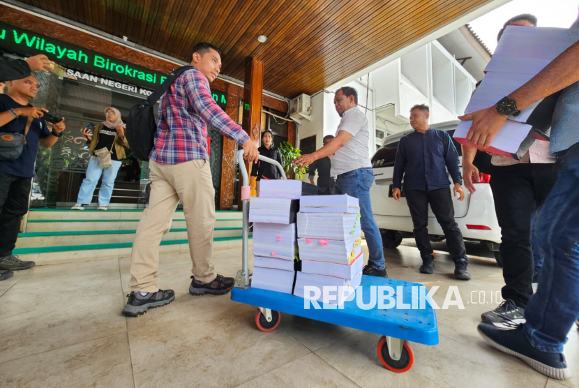 Dua tersangka kasus dugaan perundungan dan pemerasan terhadap almarhumah Aulia Risma Lestari (ARL), mahasiswi PPDS Anestesia Universitas Diponegoro (Undip), yakni Zara Yupita Azra dan Sri Maryani, diserahkan tim penyidik Polda Jawa Tengah (Jateng) ke Kejaksaan Negeri (Kejari) Kota Semarang, Kamis (15/5/2025). Polda Jateng turut menyerahkan beberapa jilid dokumen yang cukup tebal sebagai barang bukti.
