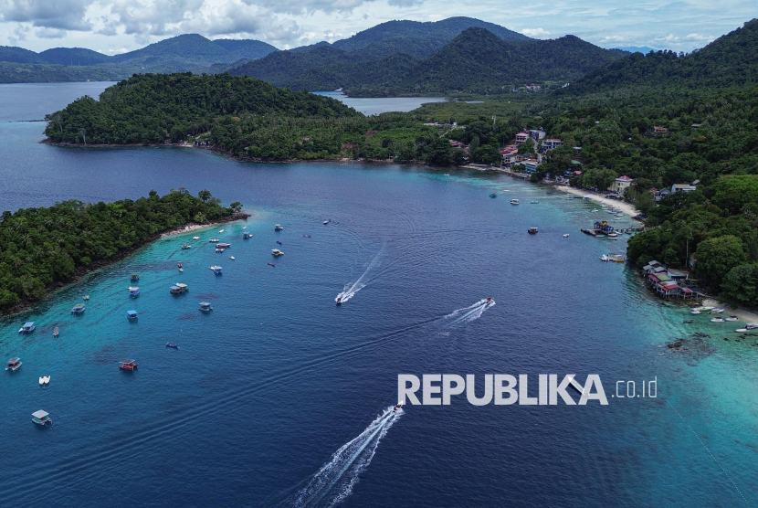 Foto udara pengunjung berwisata di kawasan Pulau Rubiah, Desa Wisata Iboih, Kota Sabang, Aceh, Senin (7/4/2025). 