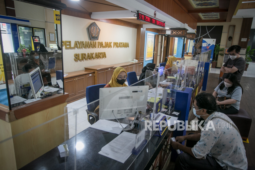 Petugas kantor pajak melayani warga berkonsultasi wajib pajak di Kantor Pelayanan Pajak Pratama, Solo, Jawa Tengah. 
