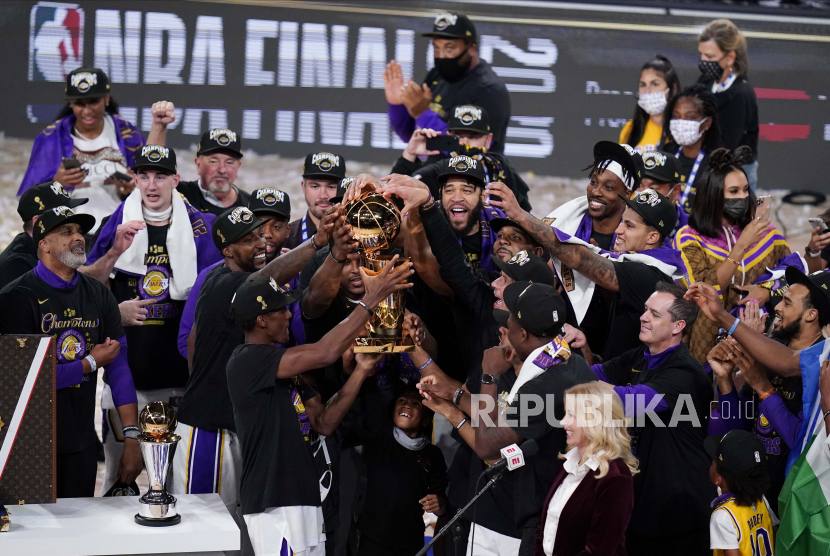 Para pemain Los Angeles Lakers merayakan kemenangan setelah Lakers mengalahkan Miami Heat 106-93 di Game 6 NBA Finals bola basket Minggu, 11 Oktober 2020, di Lake Buena Vista, Florida.